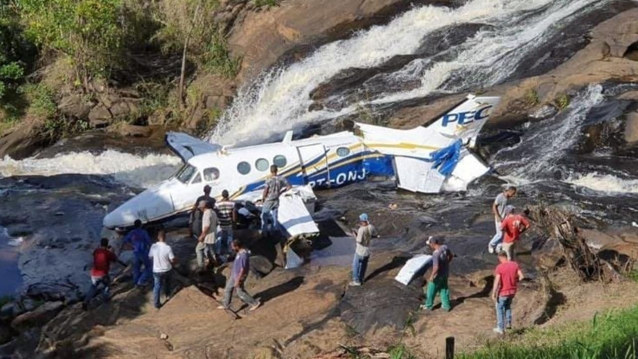 Avião com cantora Marília Mendonça cai em MG; assessoria diz que ela está  bem