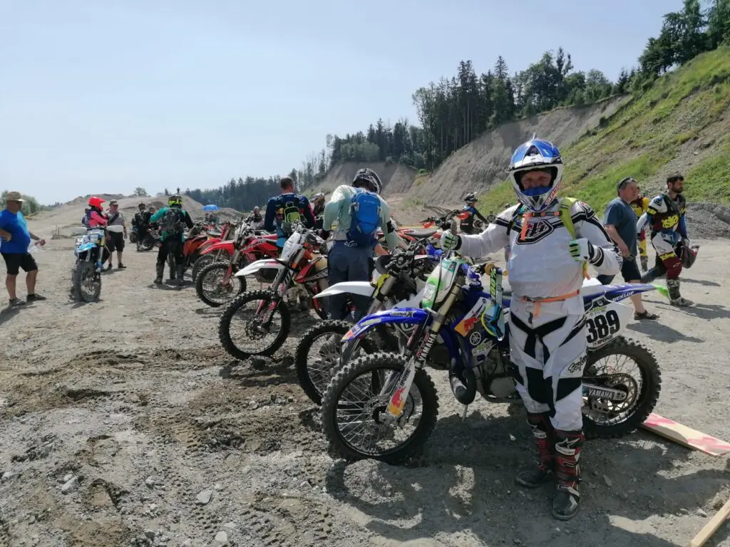 Par de Sonhos - Piloto de motocross fazendo trilha, esse