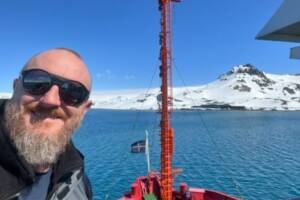 2) André Jasper em visita recente à Antártica – Crédito – Divulgação