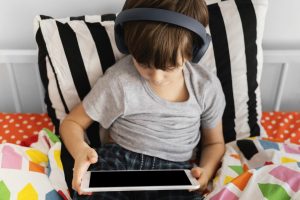 internet criança freepik