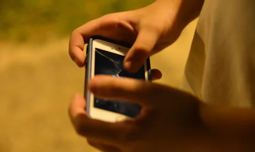Golpe_jovem_celular_agora no vale