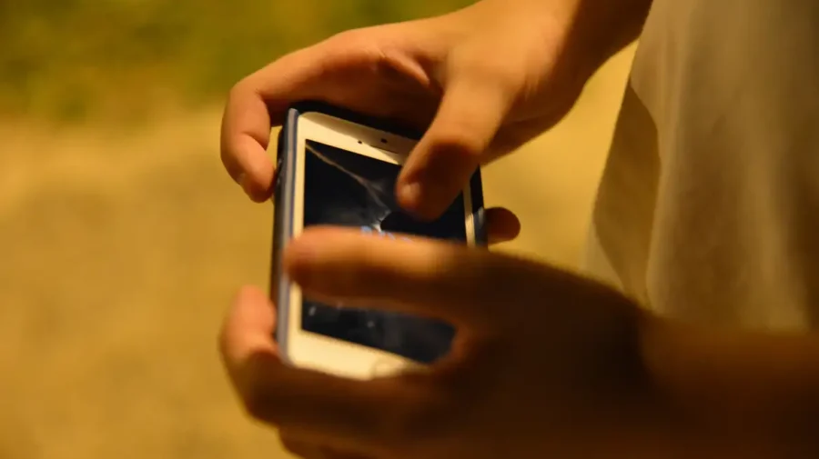 Golpe_jovem_celular_agora no vale