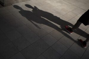 sombras – jovens sumiço crime – FreePik