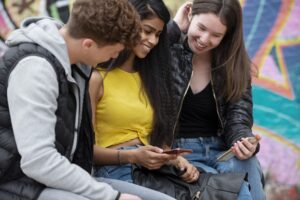 celular jovens telas digital FreePik