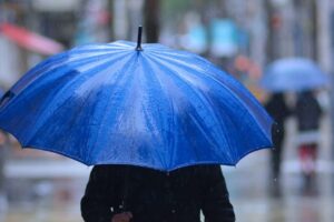 imagem-de-um-guarda-chuva-no-centro-da-cidade-1300×731