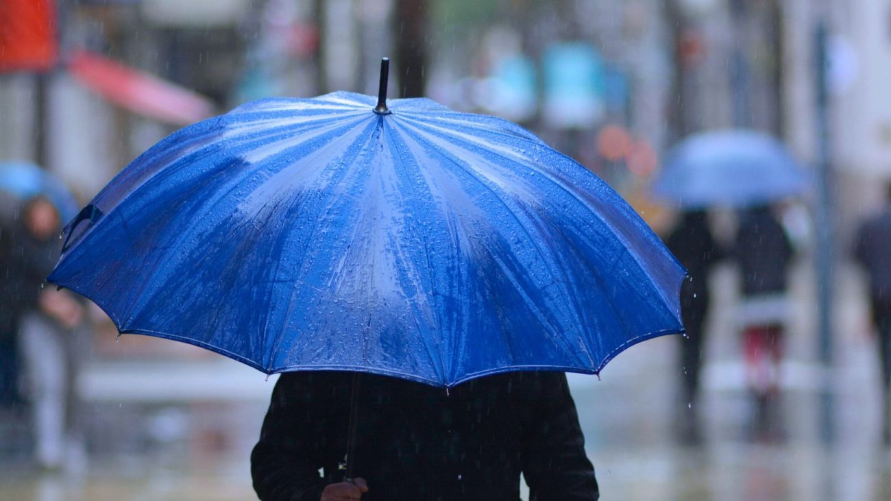 imagem-de-um-guarda-chuva-no-centro-da-cidade-1300×731
