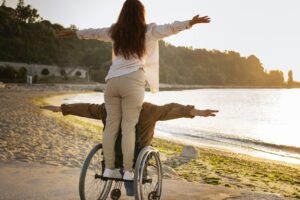 tiro-completo-homem-e-mulher-deficientes-em-ferias cadeirante FreePik