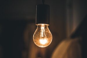 luz-retro-vintage-na-sala-da-cama-escura
