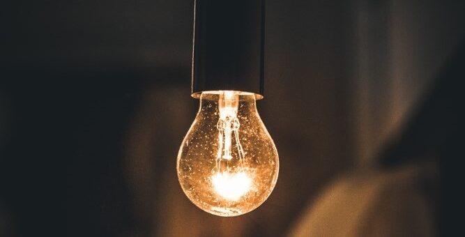 luz-retro-vintage-na-sala-da-cama-escura