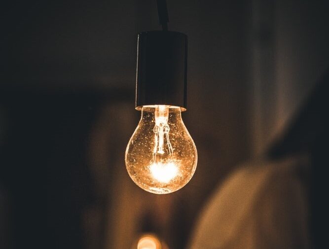 luz-retro-vintage-na-sala-da-cama-escura