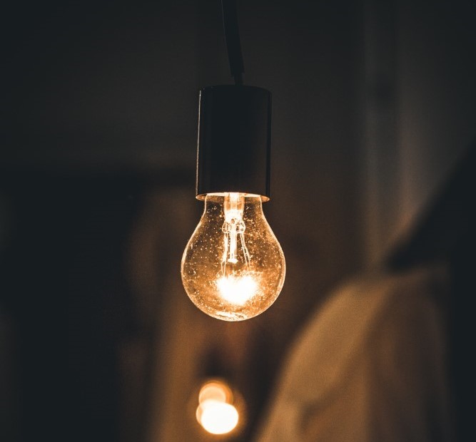 luz-retro-vintage-na-sala-da-cama-escura