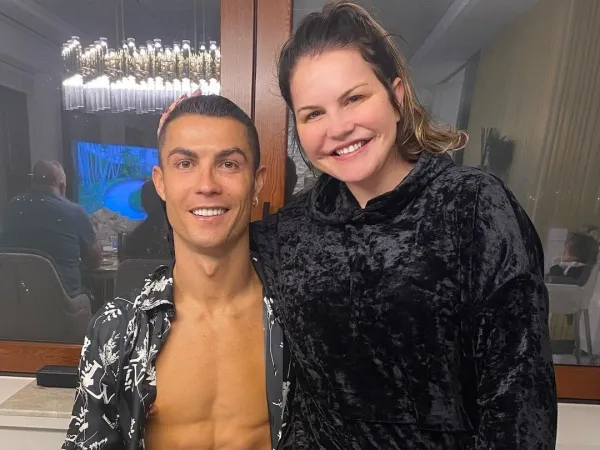 cristiano-ronaldo-ao-lado-da-irma-katia-aveiro-1618602635841_v2_600x450.jpg