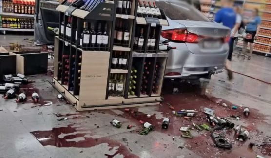 carro supermercado invasão acidente