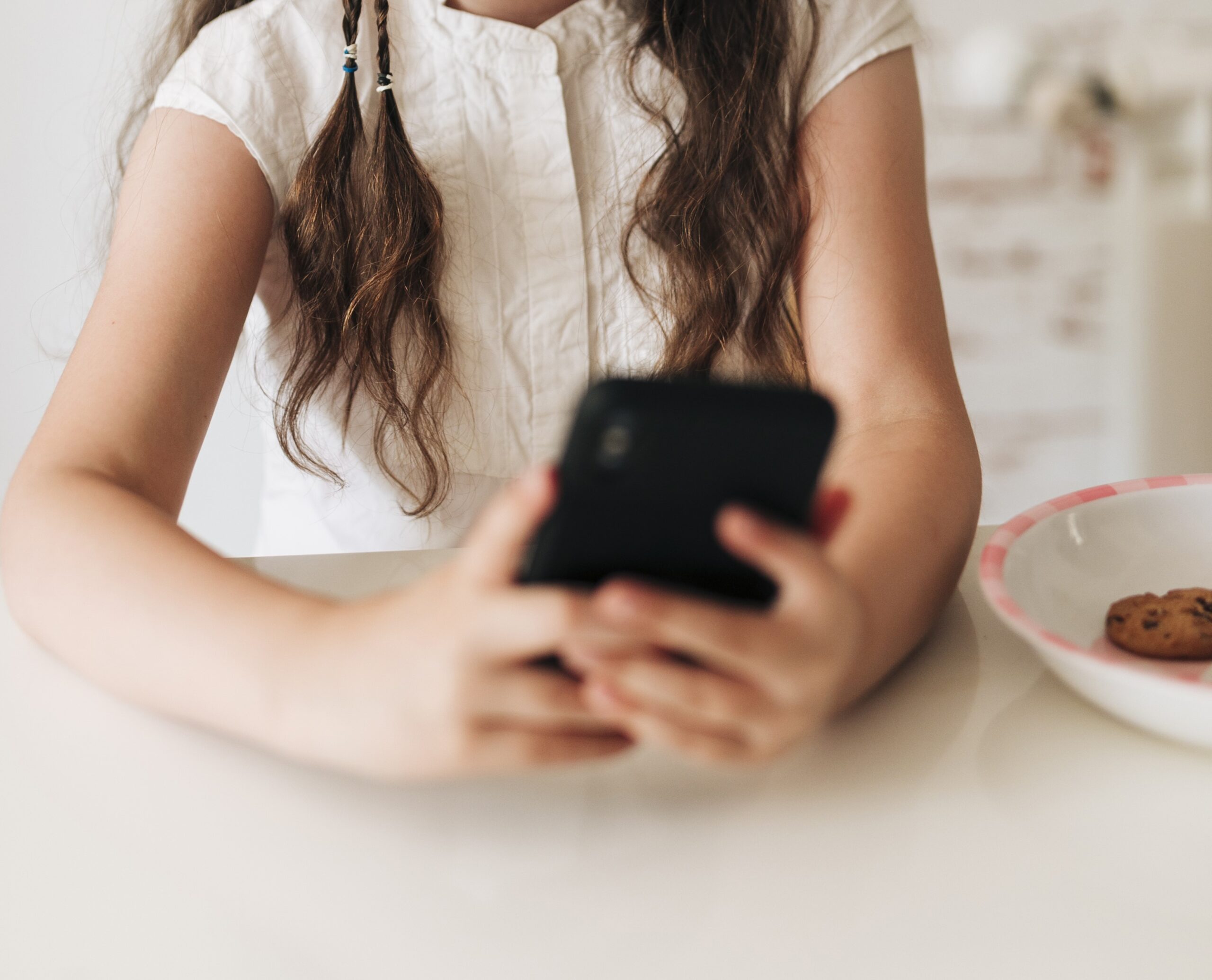menina criança celular assédio FreePik ilustrativa