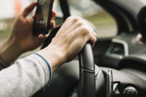 direção trânsito celular infração multa FreePik Magnific
