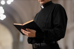 padre batina FreePik