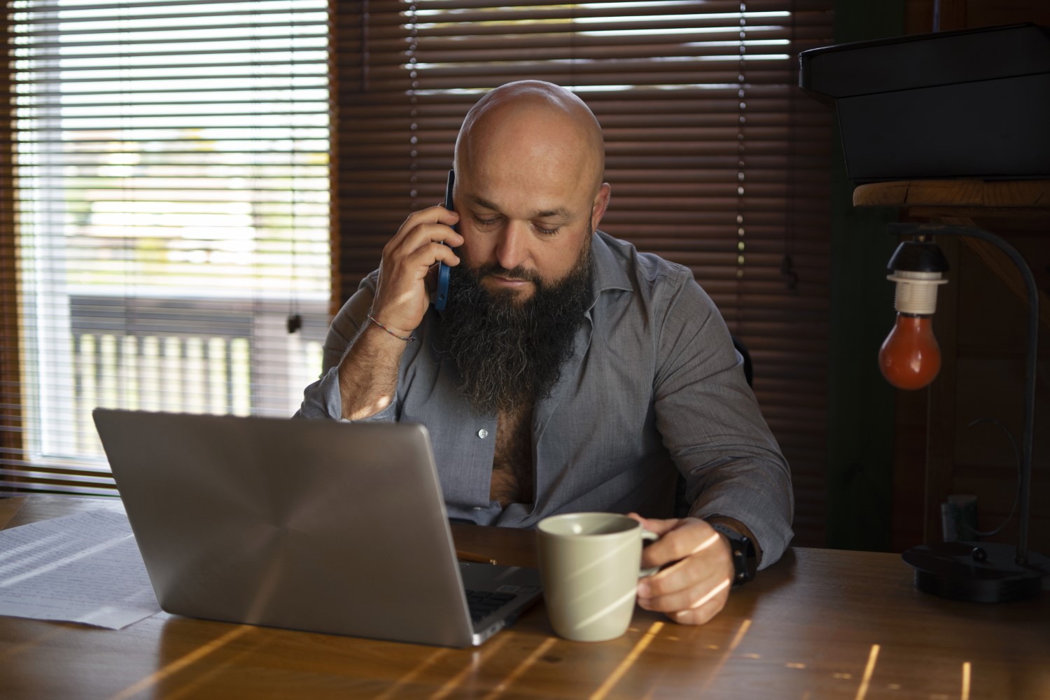 trabalhador autônomo empregado escritório café – FreePik Manific
