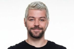 1) Victor Sarro conquistou o público com seu estilo irreverente, carisma e capacidade de improviso. – Crédito Divulgação