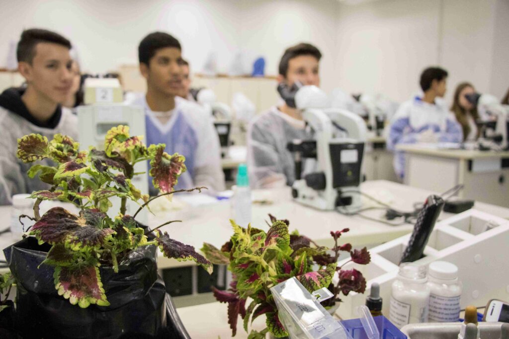 2) Participação de  alunos de Ensino Médio de escolas da região em oficinas realizadas pelo PPGBiotec – Crédito – Ana Amélia Ritt