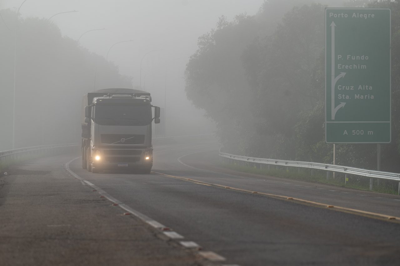 neblina vs rodovias chuva trânsito