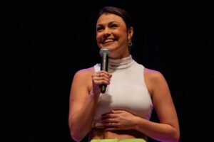 1) Bruna Louise apresenta o espetáculo “Uma Deusa, uma Loba, uma Feiticeira, Ela é Demais” no Teatro Univates em 28 de agosto. – Crédito Divulgação Univates Luiz Henrique Pedroso Picoli