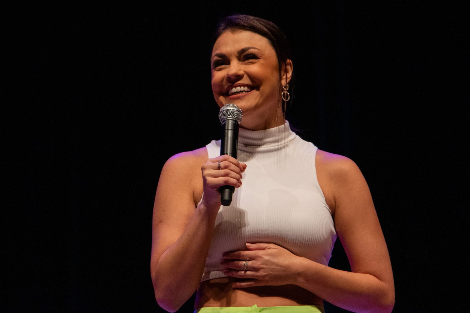 1) Bruna Louise apresenta o espetáculo “Uma Deusa, uma Loba, uma Feiticeira, Ela é Demais” no Teatro Univates em 28 de agosto. – Crédito Divulgação Univates Luiz Henrique Pedroso Picoli