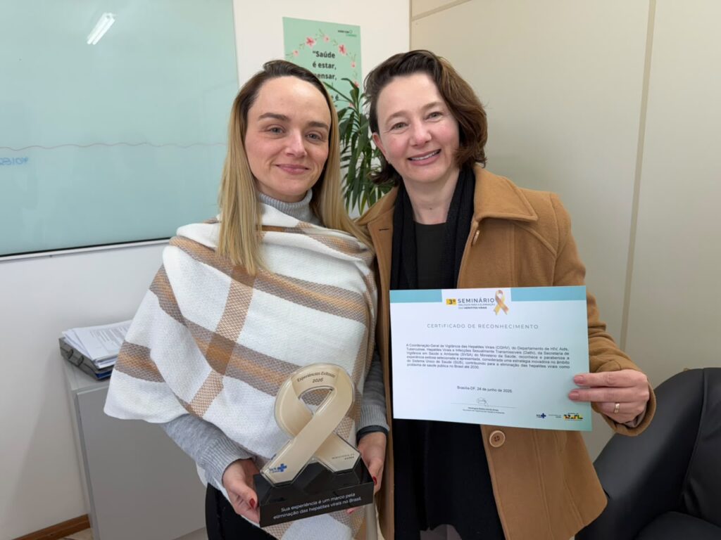 Cerificado – Rafaela Mulinari Paludo Enfermeira da Vigilância Epidemiológica (e) e Juliana Demarchi (d)
