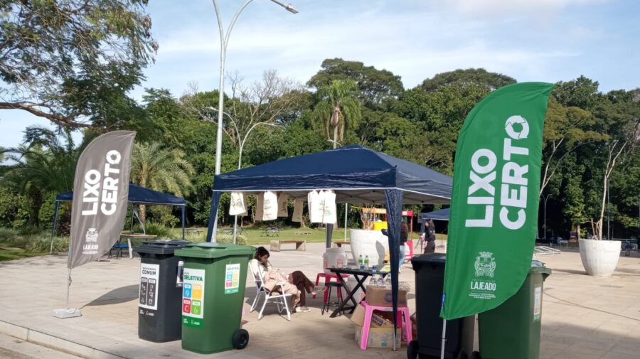 Lixo certo na praça stand