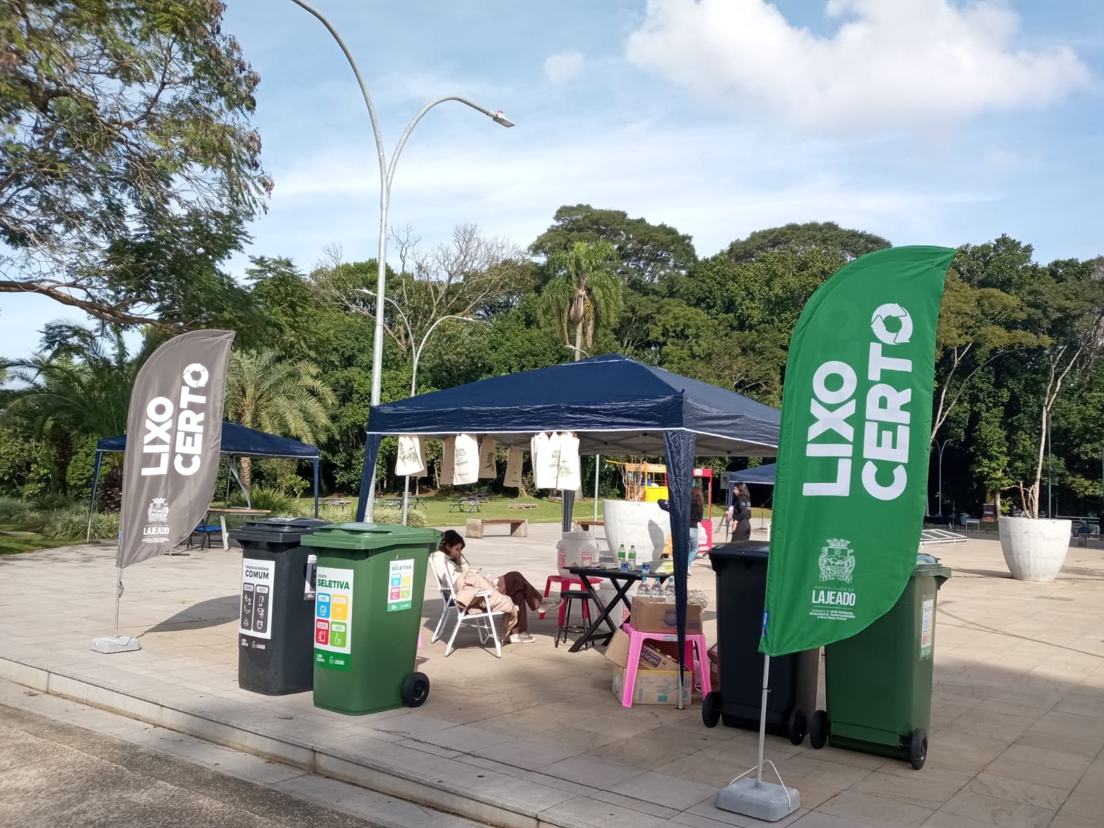 Lixo certo na praça stand
