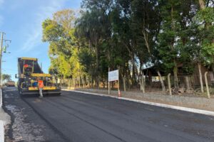 Rua José Inácio Teixeira recebendo capeamento asfáltico
