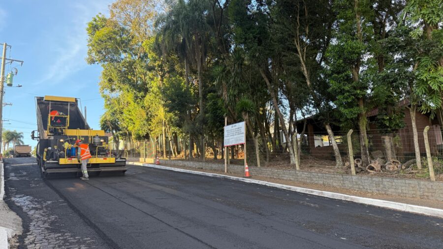 Rua José Inácio Teixeira recebendo capeamento asfáltico