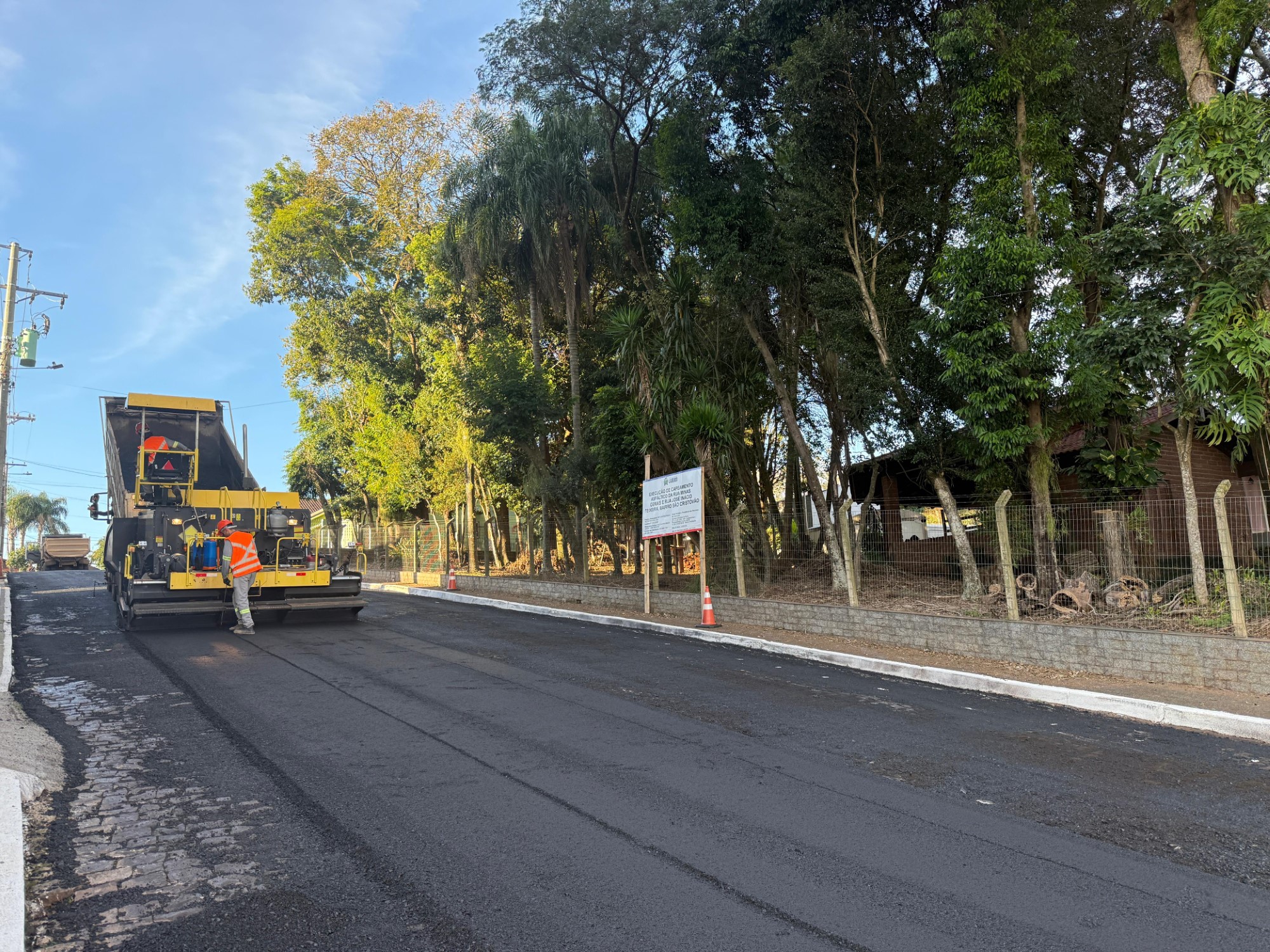 Rua José Inácio Teixeira recebendo capeamento asfáltico