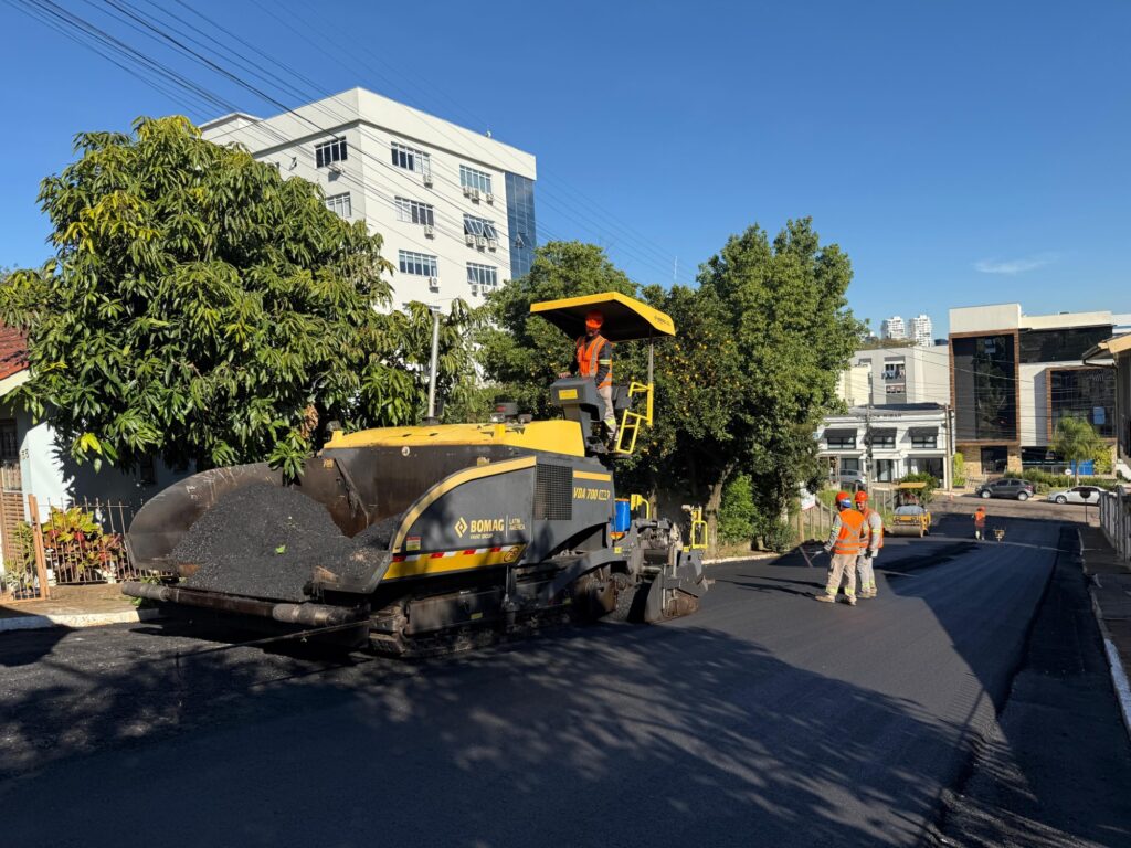 Rua Minas Gerais recebendo capeamento asfáltico