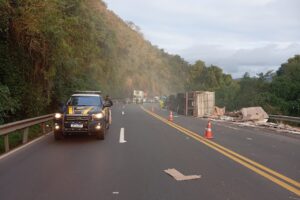 acidente trânsito carretada tombada caminhão BR-386 Pouso Novo