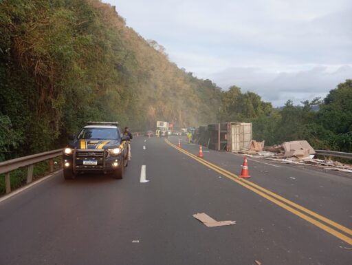 acidente trânsito carretada tombada caminhão BR-386 Pouso Novo