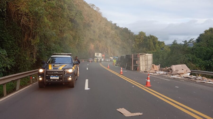 acidente trânsito carretada tombada caminhão BR-386 Pouso Novo