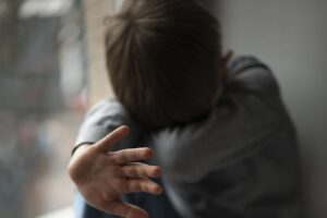 criannça abuso violência bulling – FreePik