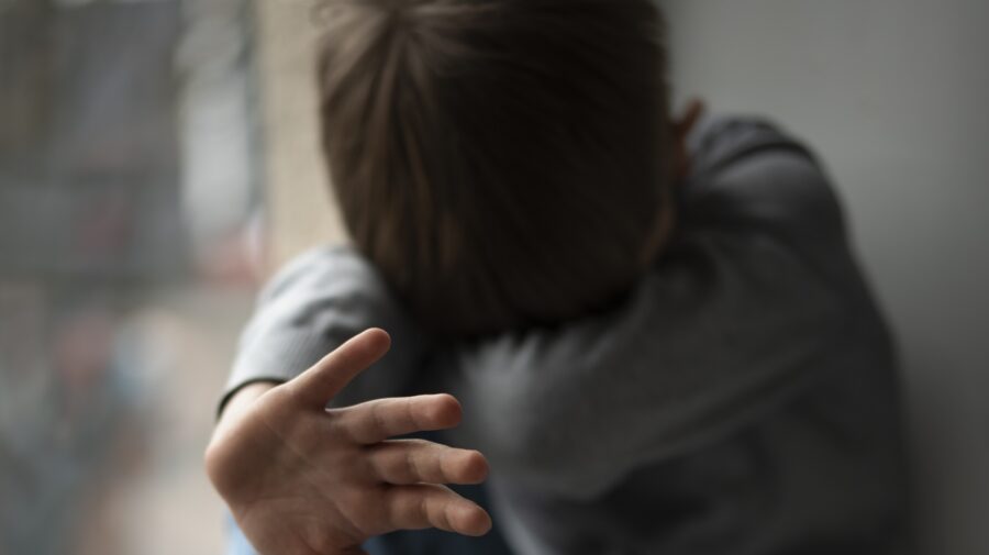 criannça abuso violência bulling – FreePik
