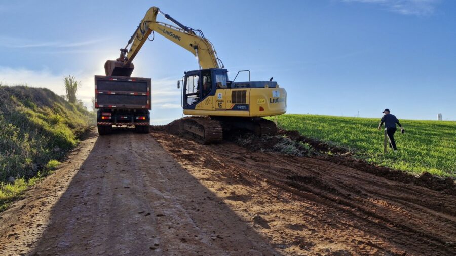 obras escavadeira Arroio do Meio vias (1)