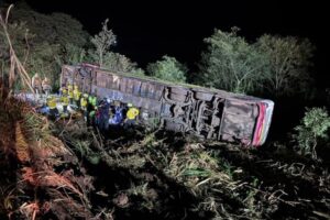 um-acidente-envolvendo-um-onibus-deixou-ao-menos-4-mortos-na-madrugada-desta-quarta-feira-15-na-sc-492-em-maravilha-no-oeste-de-santa-catarina.-o-corpo-de-bombeiros-informou-que-havia-67-pessoas-