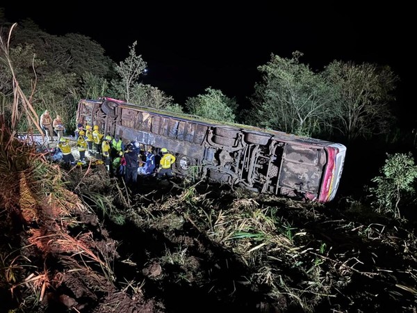 um-acidente-envolvendo-um-onibus-deixou-ao-menos-4-mortos-na-madrugada-desta-quarta-feira-15-na-sc-492-em-maravilha-no-oeste-de-santa-catarina.-o-corpo-de-bombeiros-informou-que-havia-67-pessoas-